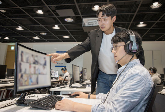 지난 19일 경기도 용인 삼성전자 인재개발원에서 삼성전자 감독관들이 응시자들을 대상으로 예비 소집을 진행하고 있다. 삼성전자 제공